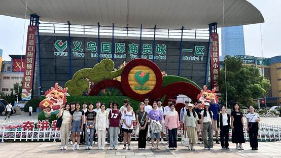 一群人站在建筑前的广场上有许多人 中度可信度描述已自动生成
